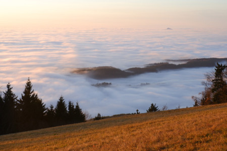 Krajina pod Kozákovem v mracích